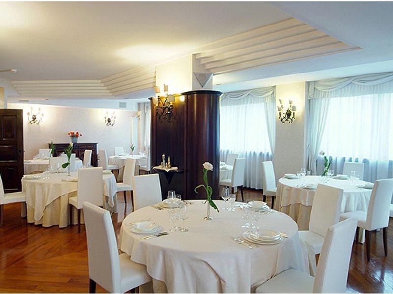 Hostellerie Du Cheval Blanc Aosta Eksteriør billede